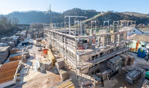 Strahlender Sonnenschein auf der Zenz Massivhaus Baustelle in Bullay 